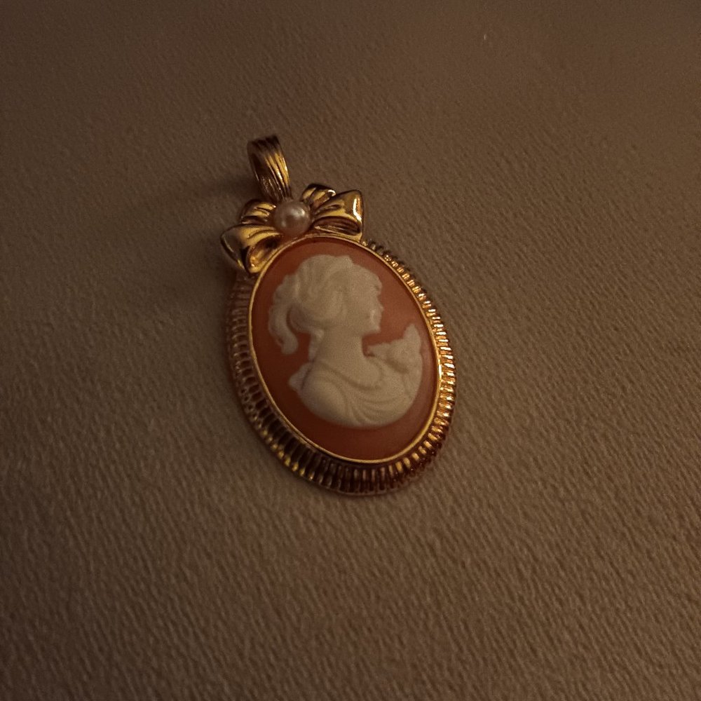 VINTAGE 1980 Cameo Pendant